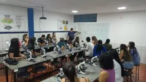 Alunos vivenciam aula prática em laboratório