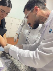 Enfermagem e Fisioterapia: acadêmicos do 1º período realizaram testes de tipagem sanguínea em aula prática.
