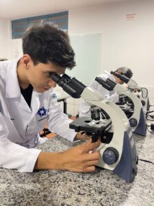 Agronomia SOBRESP: acadêmicos analisaram estruturas e diferentes tipos de raízes no Laboratório de Microscopia.