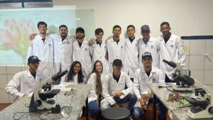 Agronomia SOBRESP: acadêmicos analisaram estruturas e diferentes tipos de raízes no Laboratório de Microscopia.