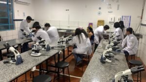 Faculdade SOBRESP: acadêmicos participaram de uma aula prática de microscopia sob orientação do professor Luiz Gustavo.