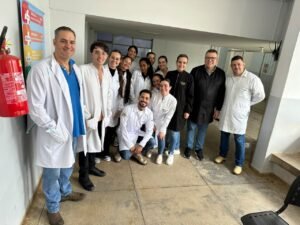 Biossegurança na prática: estudantes conheceram normas e medidas preventivas adotadas no ambiente hospitalar.