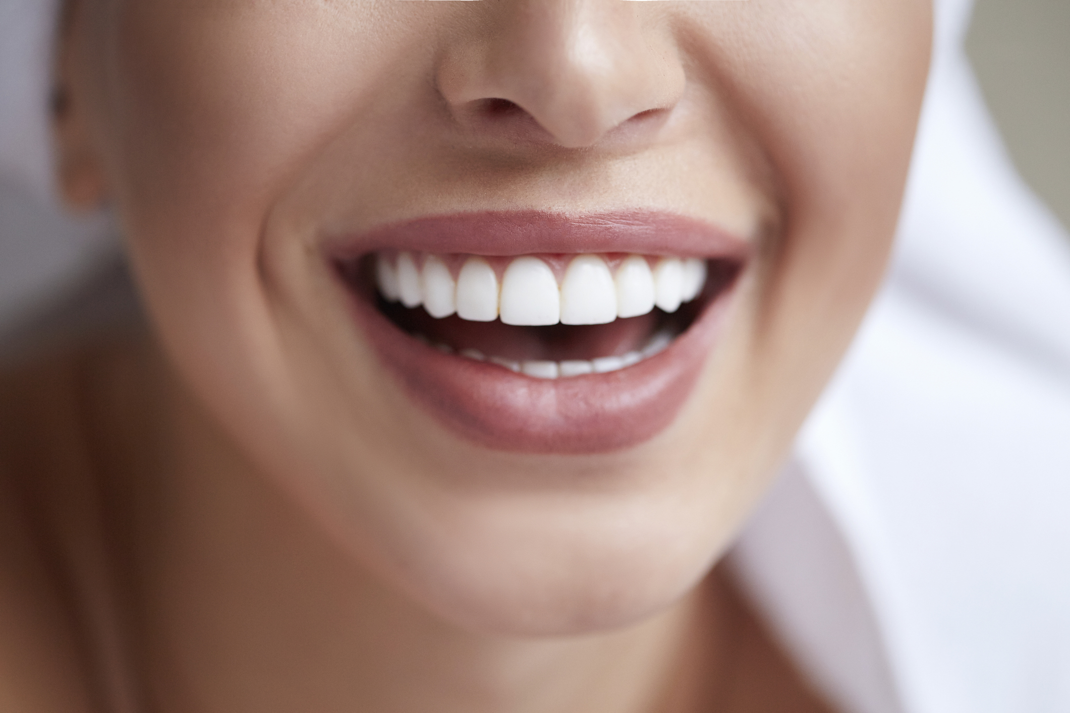 Tendências em Estética Dental: Do Sorriso Perfeito aos Adornos Diferenciados